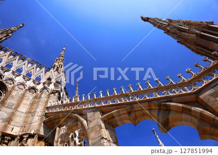 ミラノのドゥオーモの飛び梁と尖塔 ミラノのドゥオーモの飛び梁と尖塔 127851994