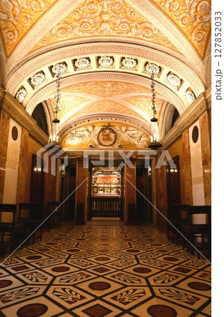 ミラノのドゥオーモ の内部 127852033