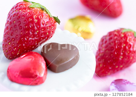いちごとハート型のチョコレート 127852184