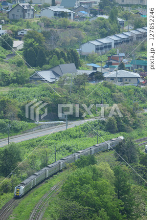豊浦の街並みと261系室蘭本線特急北斗 127852246
