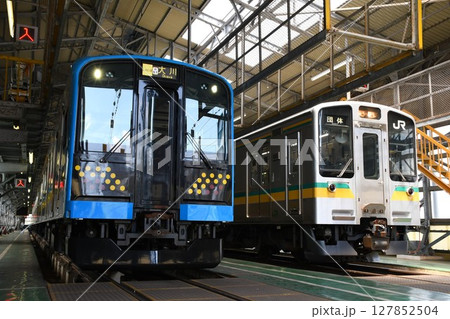 車両基地で並ぶ鶴見線のE131系1000番台(大川表示)と南武支線のE127系(団体表示) 車両基地で並ぶ鶴見線のE131系1000番台(大川表示)と南武支線のE127系(団体表示) 127852504