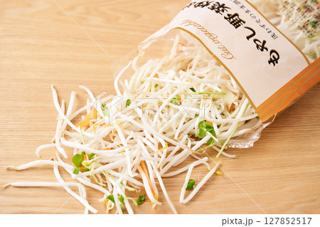 もやし、豆苗、人参、玉葱、の袋詰め 127852517