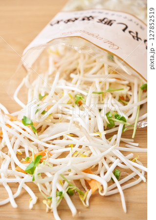 もやし、豆苗、人参、玉葱、の袋詰め もやし、豆苗、人参、玉葱、の袋詰め 127852519