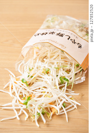 もやし、豆苗、人参、玉葱、の袋詰め もやし、豆苗、人参、玉葱、の袋詰め 127852520
