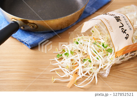 もやし、豆苗、人参、玉葱、の袋詰め もやし、豆苗、人参、玉葱、の袋詰め 127852521