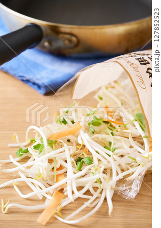 もやし、豆苗、人参、玉葱、の袋詰め 127852523