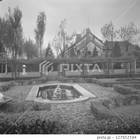 古写真　1938年　日中戦争中の中華民国　南京市　官邸の庭園 127852584
