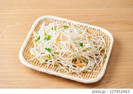 ざるに盛ったカット野菜。 もやし、豆苗、人参、玉葱 ざるに盛ったカット野菜。 もやし、豆苗、人参、玉葱 127852663