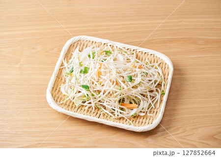 ざるに盛ったカット野菜。　もやし、豆苗、人参、玉葱 127852664