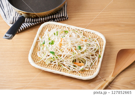 ざるに盛ったカット野菜。 もやし、豆苗、人参、玉葱 ざるに盛ったカット野菜。 もやし、豆苗、人参、玉葱 127852665