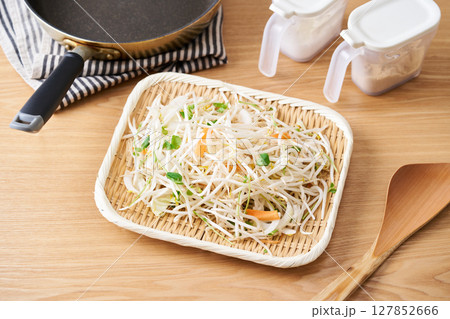 ざるに盛ったカット野菜。 もやし、豆苗、人参、玉葱 ざるに盛ったカット野菜。 もやし、豆苗、人参、玉葱 127852666