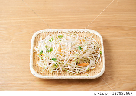 ざるに盛ったカット野菜。　もやし、豆苗、人参、玉葱 127852667