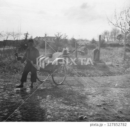 古写真　1938年　日中戦争中の中華民国　南京市　中山陵の童包車（子供用の人力車） 127852782