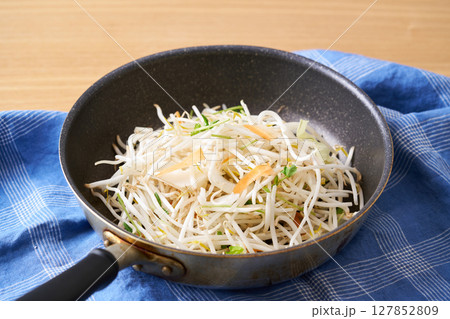 フライパンに盛ったカット野菜。 もやし、豆苗、人参、玉葱 フライパンに盛ったカット野菜。 もやし、豆苗、人参、玉葱 127852809
