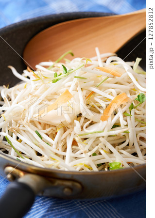 フライパンに盛ったカット野菜。　もやし、豆苗、人参、玉葱 127852812