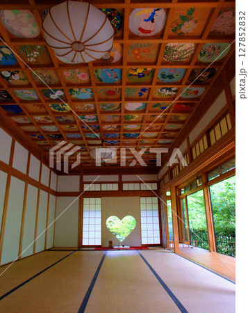風鈴寺とも呼ばれる京都府宇治田原町・正寿院の客殿の天井画とハート型の猪目窓 127852832