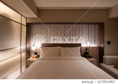 札幌市の高級ホテル、コートヤードバイマリオット札幌の綺麗な客室、スーペリアルーム キング 127852967