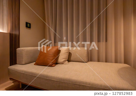 札幌市の高級ホテル、コートヤードバイマリオット札幌の綺麗な客室、スーペリアルーム キング 127852983