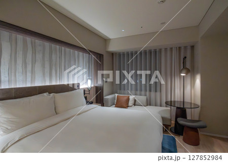 札幌市の高級ホテル、コートヤードバイマリオット札幌の綺麗な客室、スーペリアルーム キング 127852984