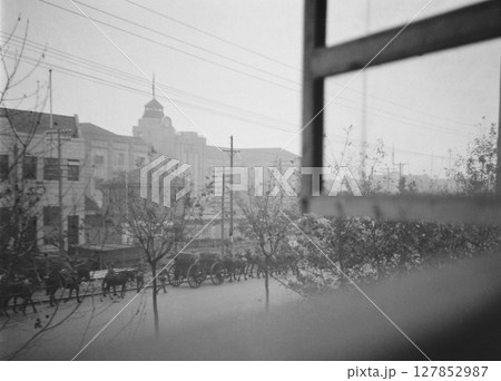 古写真 1938年 日中戦争中の中華民国 南京市 国民政府最高法院の前を通る日本陸軍 古写真 1938年 日中戦争中の中華民国 南京市 国民政府最高法院の前を通る日本陸軍 127852987