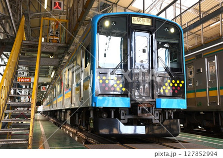 車両基地に停車する鶴見線のE131系1000番台（各駅停車表示） 127852994