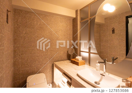 札幌市の高級ホテル、コートヤードバイマリオット札幌の客室、洗面室・バスルーム 127853086