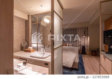 札幌市の高級ホテル、コートヤードバイマリオット札幌の客室、洗面室・バスルーム 127853089