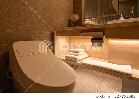 札幌市の高級ホテル、コートヤードバイマリオット札幌の客室、洗面室・バスルーム 127853093