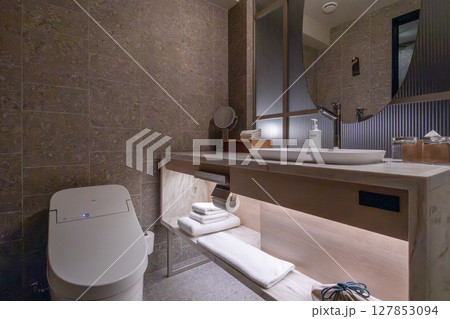 札幌市の高級ホテル、コートヤードバイマリオット札幌の客室、洗面室・バスルーム 札幌市の高級ホテル、コートヤードバイマリオット札幌の客室、洗面室・バスルーム 127853094