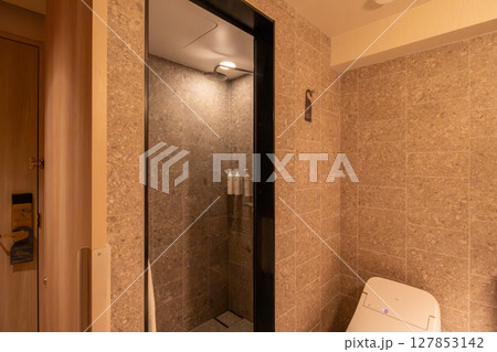 札幌市の高級ホテル、コートヤードバイマリオット札幌の綺麗な客室、シャワーブース 127853142