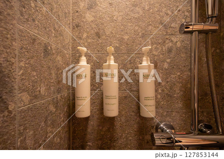 札幌市の高級ホテル、コートヤードバイマリオット札幌の綺麗な客室、シャワーブース 127853144