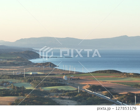 【空から見る北海道】　北海道・苫前の朝 127853176