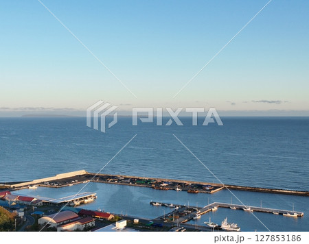【空から見る北海道】 苫前港の朝と天売島 【空から見る北海道】 苫前港の朝と天売島 127853186