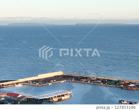 【空から見る北海道・苫前港】 手前に焼尻島、奥に天売島を望む朝の海 【空から見る北海道・苫前港】 手前に焼尻島、奥に天売島を望む朝の海 127853190