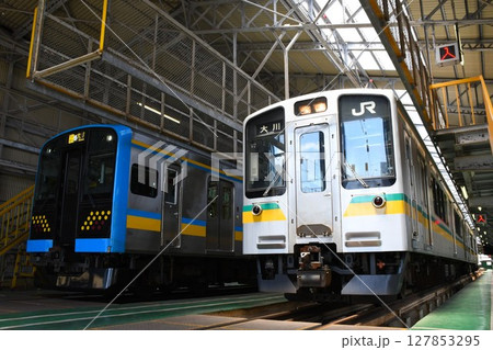 車両基地で並ぶ鶴見線のE131系1000番台（大川表示）と南武支線のE127系（大川表示） 127853295