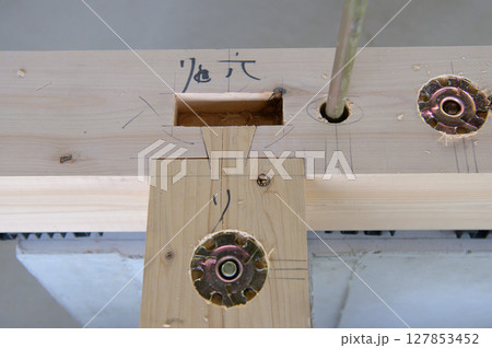 新築中の土台の識別マーク 新築中の土台の識別マーク 127853452