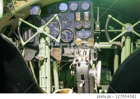 アブロ アンソン(Avro Anson)航空機のコックピット アブロ アンソン(Avro Anson)航空機のコックピット 127854382