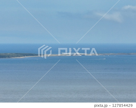 【空から見る北海道】　サロマ湖の水面と空 127854429