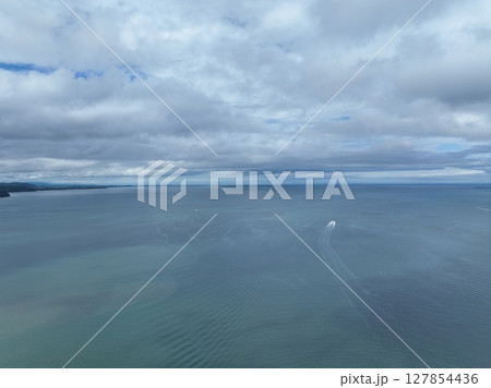 【空から見る北海道】　サロマ湖に反射する景色 127854436