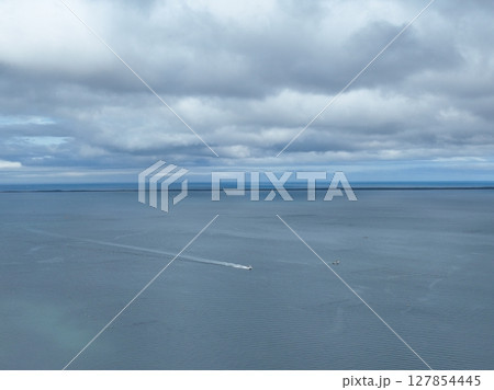 【空から見る北海道・サロマ湖】　漁を行うホタテ漁船 127854445