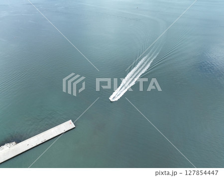 【空から見る北海道】　漁港に帰ってきたホタテ漁船・サロマ湖 127854447