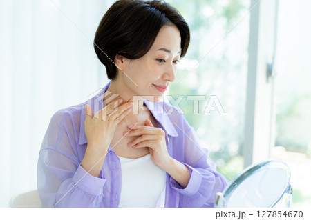 スキンケアをするミドルの女性 127854670