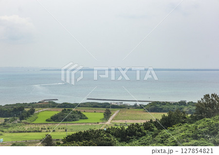小浜島の西大岳展望台から見る竹富島 小浜島の西大岳展望台から見る竹富島 127854821