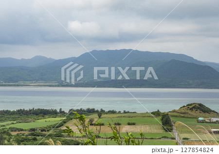 小浜島の西大岳展望台から見る西表島 127854824