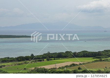 小浜島の西大岳展望台から見る石垣島 127854825