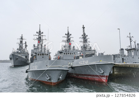 雨の公園から見える海上自衛隊の護衛艦 127854826