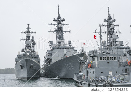 雨の公園から見える海上自衛隊の護衛艦 雨の公園から見える海上自衛隊の護衛艦 127854828