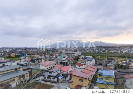 高台から見るむつの市街地と釜臥山 127854830