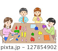 感覚遊びをする子ども達 127854902