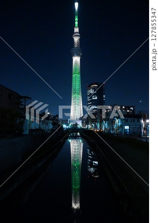 逆さスカイツリーの夜景 127855347